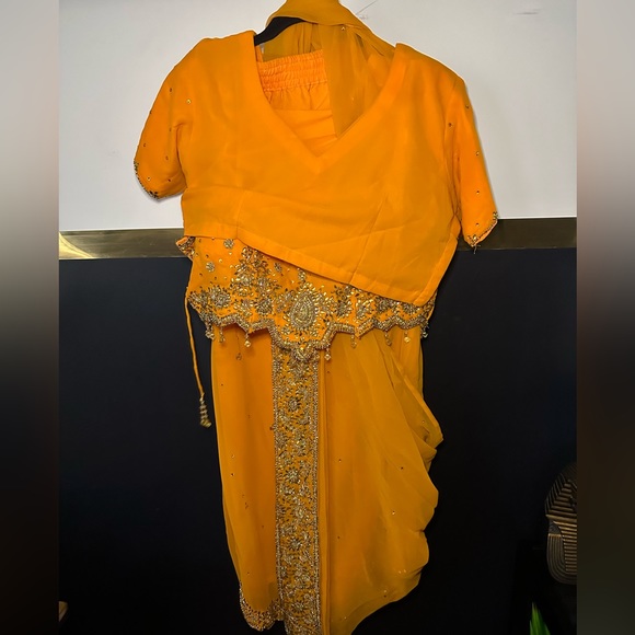 Women’s Traditional Indian Saree draped skirt Set with beading and embroidery - Picture 5 of 16